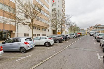 Bright Spacious Three-Bed Apartment in Lisbon - image 14