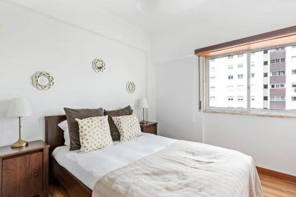 Bright Spacious Three-Bed Apartment in Lisbon - image 19