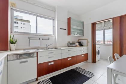 Bright Spacious Three-Bed Apartment in Lisbon - image 20