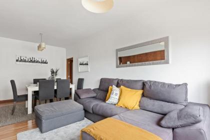 Bright Spacious Three-Bed Apartment in Lisbon - image 3