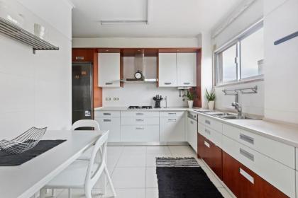 Bright Spacious Three-Bed Apartment in Lisbon - image 5