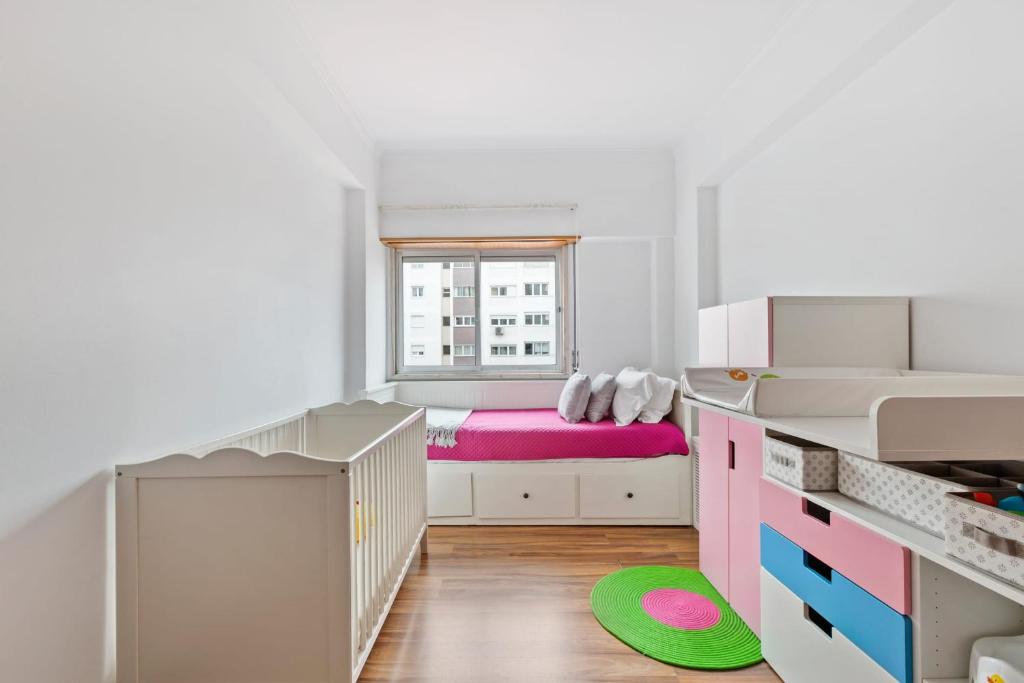 Bright Spacious Three-Bed Apartment in Lisbon - image 6