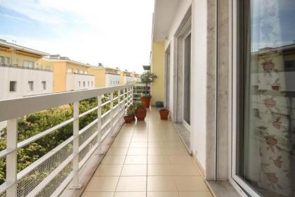 3 Bedroom Apartment by the Sea with Balcony - image 4