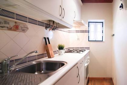 Traditional 1 Bedroom Apartment In Sleepy Alfama - image 12