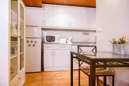 Traditional 1 Bedroom Apartment In Sleepy Alfama - image 3