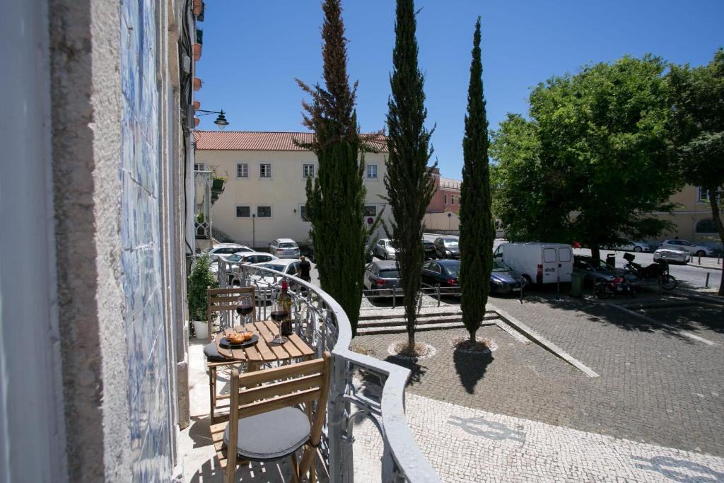 Sunny photographer’s Studio Apt w/ balcony in Alcântara - image 2