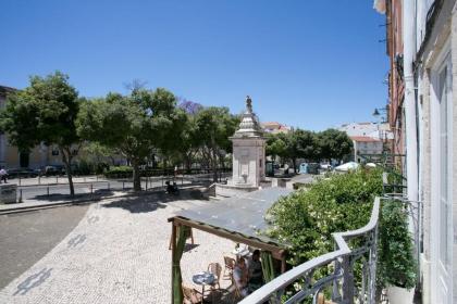 Sunny photographer’s Studio Apt w/ balcony in Alcântara - image 3