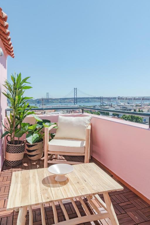 Casa Boma Lisboa - Unique Apartment With Private Balcony And Panoramic Bridge View - Alcantara IV - image 2